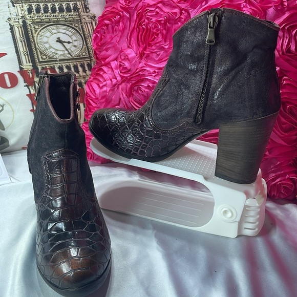 LEONARDO shoes, Women's ankle boot with medium‎ heel in anaconda skin, size 9 US - Picture 3 of 11